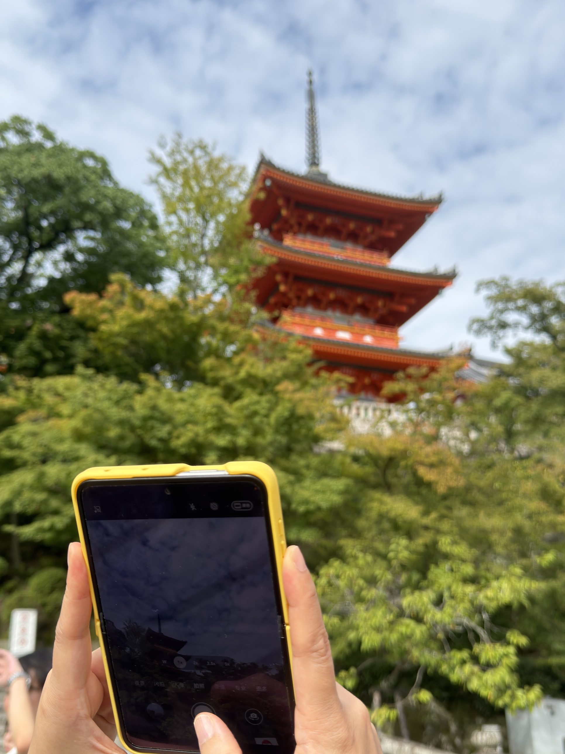京都清水寺三重塔,遊客舉起手機拍攝