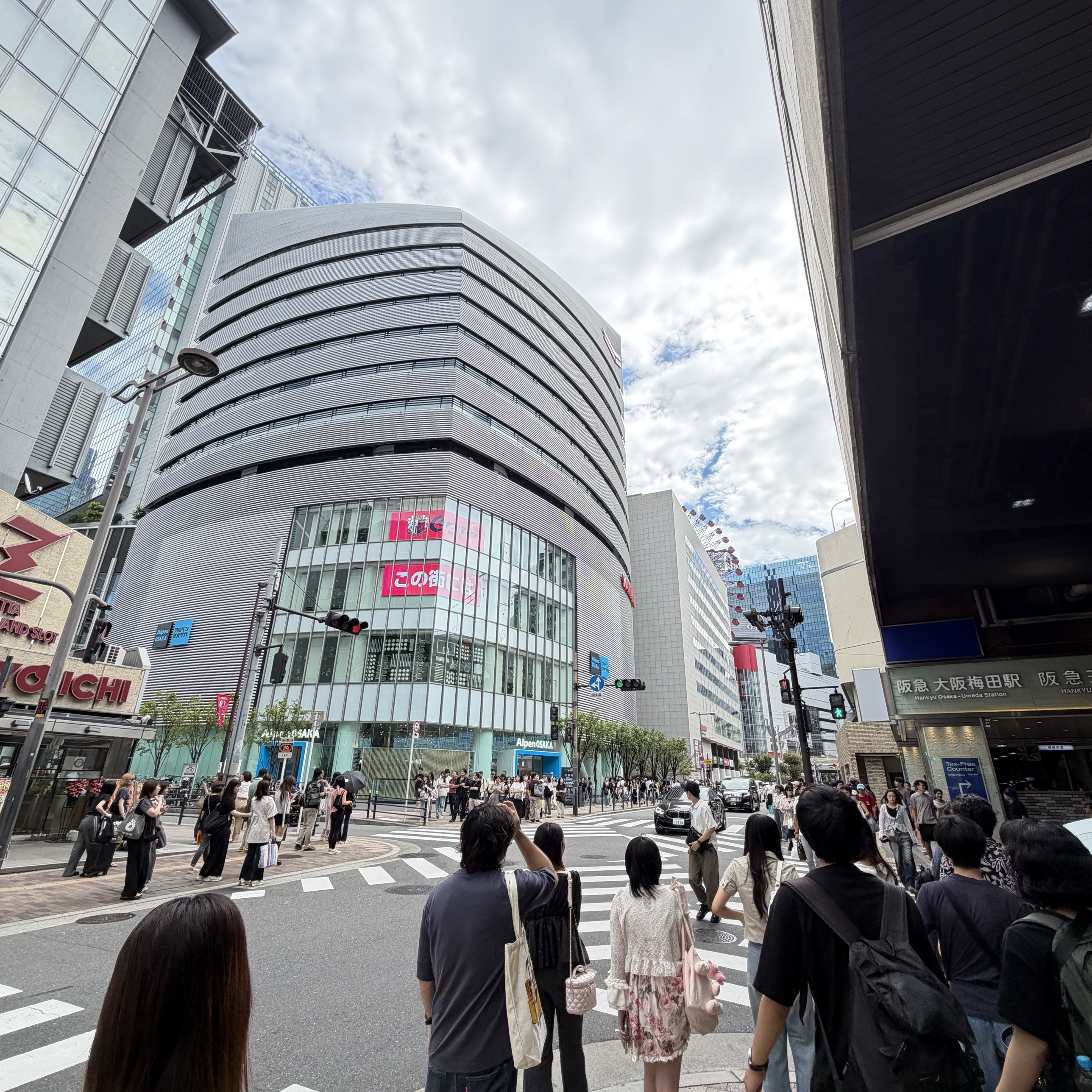 大阪梅田街頭路口,行人正在過馬路